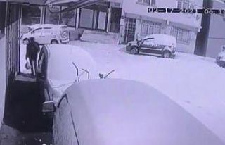 Sultanbeyli’de otomobilden hırsızlık kamerada