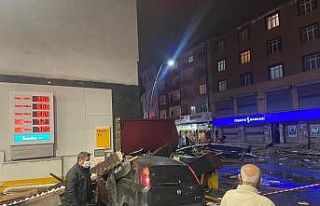 Sultangazi’de araçlar çatıların altında kaldı