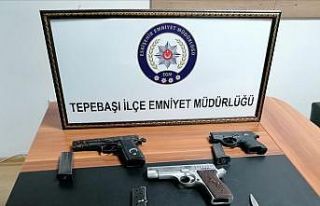 Şüphe üzerine durdurulan araçta 3 silah bulundu