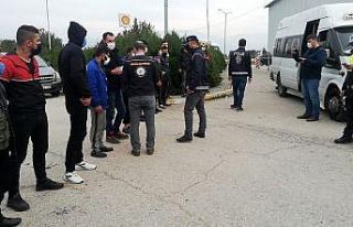 Şüpheli araçtan 10 mülteci çıktı