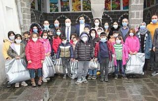 Sur Belediyesinden 2 bin çocuğa kışlık giysi...