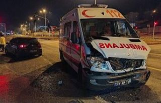 Suriye uyruklu kadın kaza yapan ambulansta doğum...
