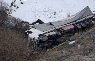 Sürücü uyudu, tır dereye uçtu