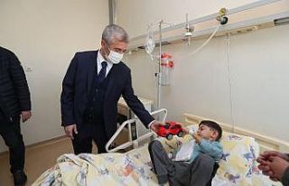 Tahmazoğlu minik hastaları yalnız bırakmıyor