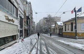 Taksim Meydanı beyaza büründü