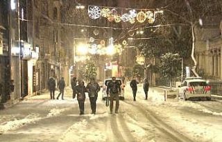 Taksim Meydanı kar yağışı ile birlikte beyaza...