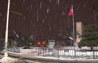 Taksim’de sabah saatlerinde kar yağışı etkili...