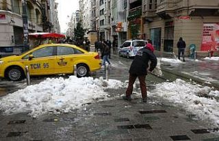 Taksim’den kar manzaraları: Kimi kar topu oynadı,...