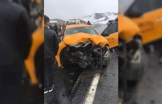 Taksiyle hafif ticari araç çarpıştı: Yaralılar...