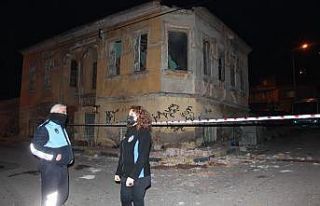 Tarihi binanın çatısından beton parçaları koptu