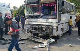 Tarım işçilerini taşıyan iki midibüs kafa kafaya...
