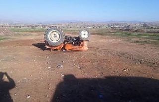 Tarlada drift yapan traktör devrildi: 3 yaralı
