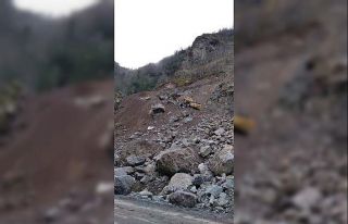 Taş ocağında göçük sırasında iş makinesi...