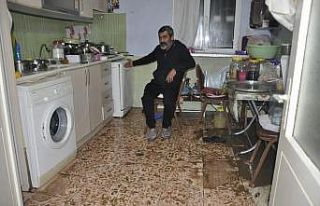 Taşan dere suları, evi savaş alanına çevirdi