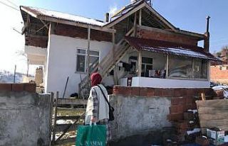 Taşova’da 50 çocuğa kıyafet yardımı