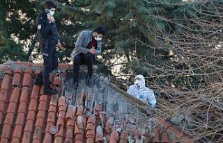 Tavan arasındaki cesede polis kazma ve balyozla ulaştı