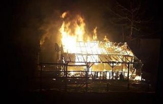 Tek katlı ev alev alev yandı