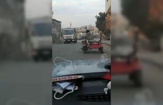 Tekeri patlak motoru sepete oturarak kullandı