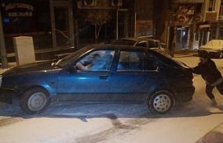 Tekirdağ’da karla kaplı yollar buz tuttu: Araçlar...