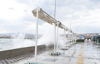 Tekirdağ’da şiddetli dalgalar: Sahil suyla kaplandı