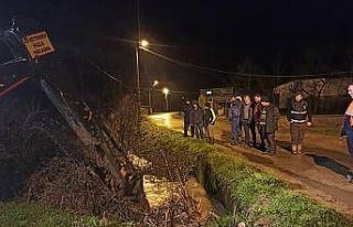 Tekirdağ’da şiddetli sağanak sonrası yol çöktü,...