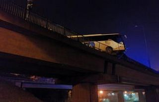 TEM Otoyolunda kontrolden çıkan yolcu otobüsü...