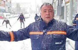 Temizlik işçisi hem söyledi hem temizledi