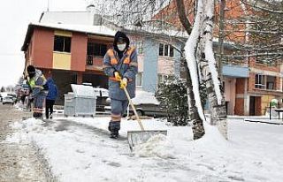 Tepebaşı’nda kar ile mücadele sürüyor