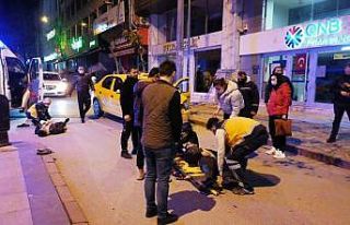 Ticari taksi ile motosiklet çarpıştı: 2 ağır...