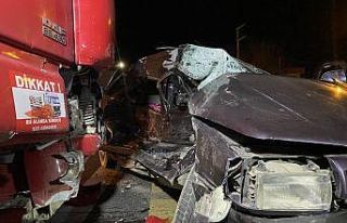Tır otomobile çarptı, sürücü araçta sıkıştı