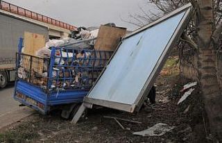 TIR ve kamyonet çarpıştı: 3 yaralı
