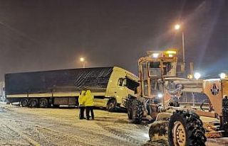 Tır, yolcu otobüsü ve otomobil kaza yaptı, yol...