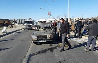 Tırın çarptığı araç savrularak taklalar attı:...