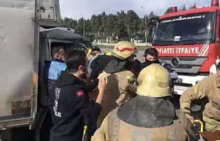 Tırla kamyonetin kafa kafaya çarpışması kamerada