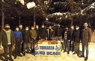 Tomarza Ülkü Ocakları cemaati kandil simidi dağıttı