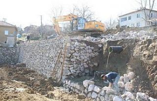 Toprak kayması yaşanan Akmeşe yolunda duvar çalışması...