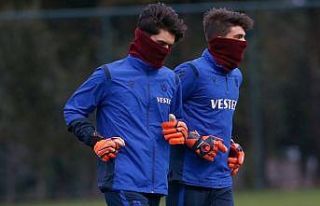 Trabzonspor kar altında çalıştı