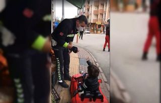 Trafik polisi akülü arabası ile kaldırımda bulunan...