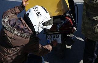 Trafik timleri kuryelerin kirlenen plakalarını mendille...