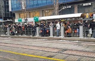Tramvay durağından sosyal mesafesiz bildik görüntüler
