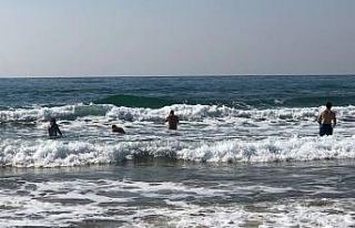 Turistlerin dalgaya rağmen deniz keyfi