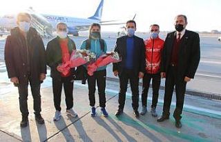 Türkiye rekortmeni İnce, çiçeklerle karşılandı