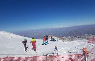 Türkiye’nin en yüksek kayak pisti, kayakçıların...