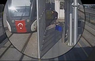 Turnikeye takılan riskli vatandaşlar ve tramvay...