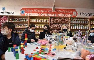 Tuzla’da ihtiyaç sahibi çocuklar hem oyun oynuyor...