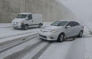 Tuzla’da rampadan çıkamayan 10 araç karlı yolda...