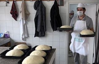 Üç dil biliyor, fırında çıraklık yapıyor