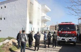 Üç katlı apartmanda çıkan yangın paniğe neden...
