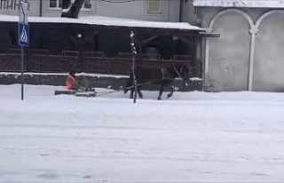 Ukrayna’da "atlı" kar küreme aracı...