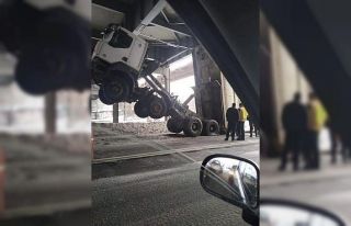 Ukrayna’da dorsesi köprüye takılan tır şaha...